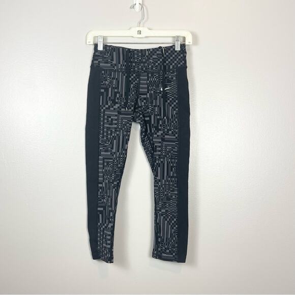 Nike Dri-Fit Athletic Cropped Leggings Woman’s size S Black and White - Picture 1 of 9
